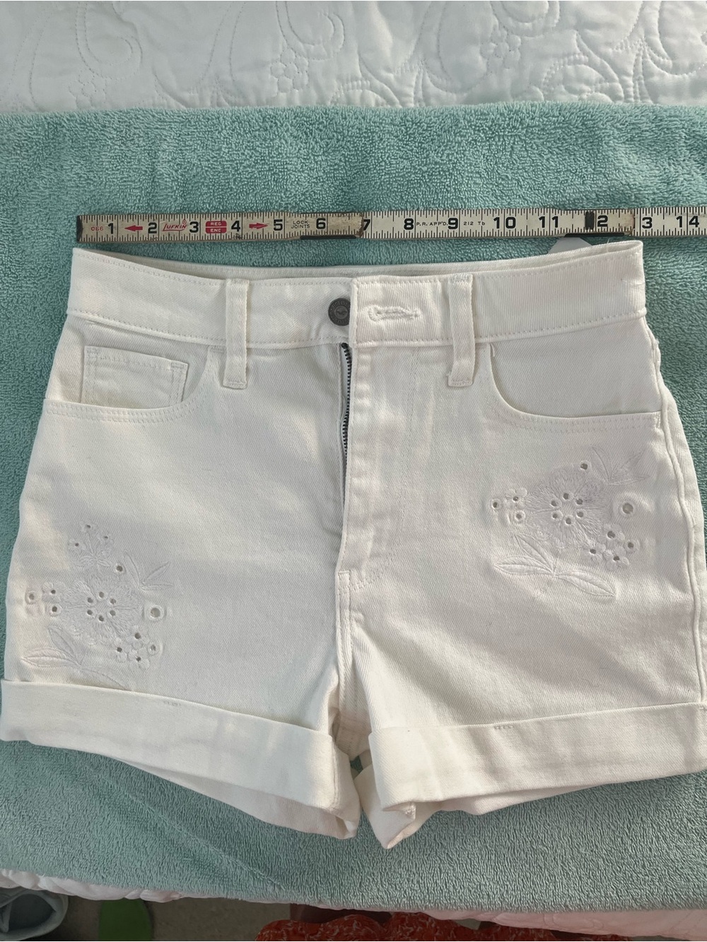 Hollister Size 0/00 White Embroidered Cuffed Jean Shorts
